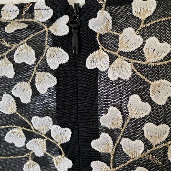 BCBG MaxAzria Black and White Asymmetrical
High-Low gorgeous prom ore eve dress. - Picture 3 of 7